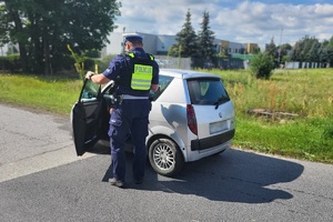 Policjant ruchu drogowego kontroluje kierowcę pojazdu