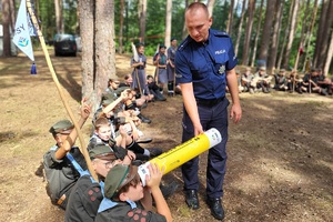 Policjant tłumaczy dzieciom zasady działania obdlasków