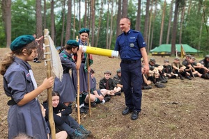 Policjant pokazuje harcerkom magiczna tubę