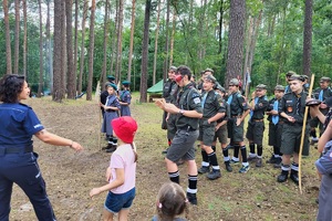 Policjantka prowadzi zabawę z alkogoglami