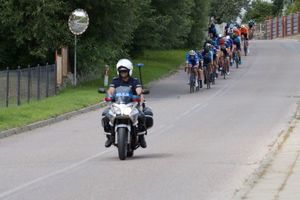 Policjant na motocyklu prowadzi peleton