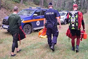 policjant wraca wraz z innymi służbami