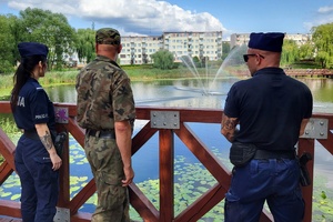 mundurowi obserwują akwen wodny