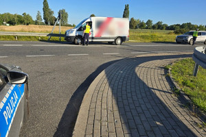 funkcjonariusze badają trzeźwość kierowców.