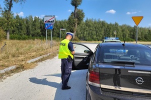 Policjant ruchu drogowego kontroluje kierwcę