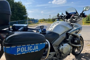 Policyjny motocykl stojący  przy drodze