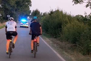 Policjanci jadą przez powiat świecki rowerami