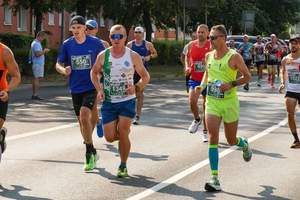 Zawodnicy biegną ulicą podczas półmaratonu