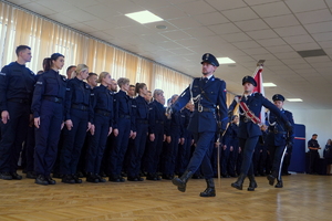 Na salę ślubowania wstępuje poczet sztandarowy Policji