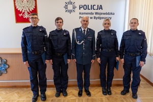 Komendant Powiatowy Policji w  Świeciu na pamiątkowym zdjęciu z nowo przyjętymi policjantami