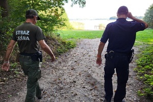 Strażnik Leśny wraz z Policjantem idą w kierunku plaży