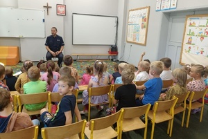 Policjant rozmawia z uczniami klas &quot;0&quot;