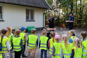 Przedszkolaki słuchają rad policjanta