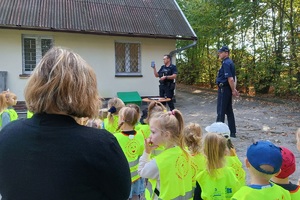 Mundurowy pokazuje wyposażenie służbowe policjanta