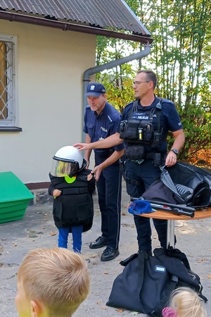 Policjanci wyjaśniają znaczenie poszczególnych elementów umundurowania specjalnego