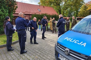 Policjanci prowadzą pokaz ŚPB