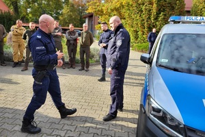 Policjant OPI prowadzi pokaz użycia siły fizycznej