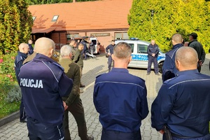 Mundurowi obserwują pokaz prowadzony przez policjantów