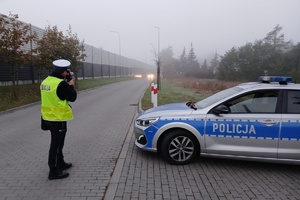 Policjant mierzy prędkość nadjeżdżającego pojazdu