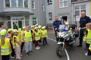 Policjanci prezentują policyjny motocykl