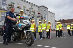 Dzieci siadają na policyjnym motocyklu