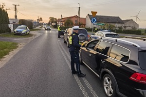 Policjant kontroluje trzeźwość kierowcy