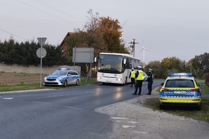 Mundurowi kontrolują trzeźwość kierowcy autobusu