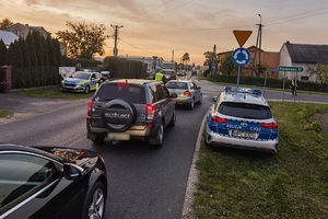 Funkcjonariusze stoją na skrzyżowaniu, kontrolują trzeźwość kierowców