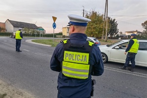 Policjant obserwuje ruch pojazdów