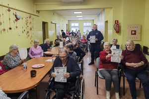 Uczestnicy spotkania pokazują ulotki