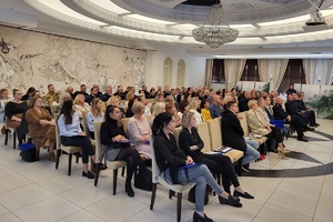 Ujęcie siedzących na sali gości konferencji