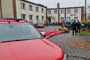 Policjanci zabezpieczają miejsce zdarzenia