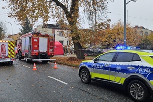 Pojazdy służbowe policji i straży pożarnej zabezpieczające miejsce zdarzenia