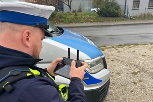 Policjant operuje dronem policyjnym