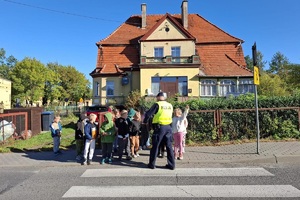 Policjant uczy dzieci przechodzić przez jezdnię