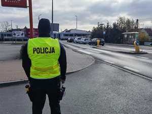 Policjant nadzorujący ruch na drodze