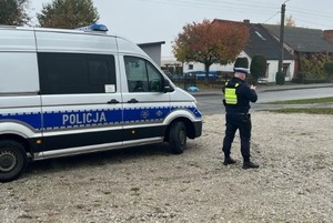 Policjant obserwuje zachowania kierowców i pieszych w rejonie dworca.