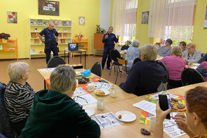 Policjanci witają zgromadzonych gości