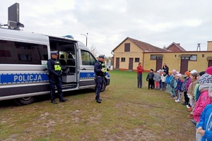 Policjanci rozmawiają z dziećmi przed szkołą