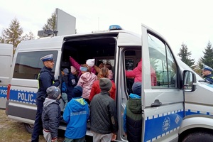 policjant pokazuje dzieciom radiowóz