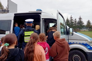 Uczniowie słuchają wypowiedzi policjata