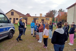 Policjanci ruchu drogowego rozmawiają z uczniami