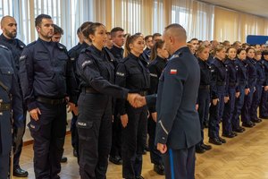 Komendant podaje dłoń policjantce