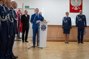 Policjanci wysłuchują przemowy gościa