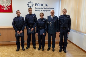 Komendant Powiatowy Policji w Świeciu w obecności nowych funkcjonariuszy