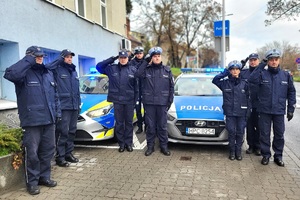 Funkcjonariusze przed komendą oddają hołd poległemu Policjantowi