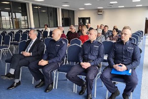 Policjanci siedzący w pierwszy rzędzie widowni