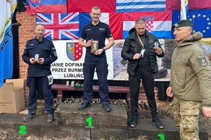 Policjant stoi na pierwszym miejscu podium