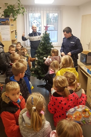 Policjanci zaczynają z dziećmi stroić choinkę