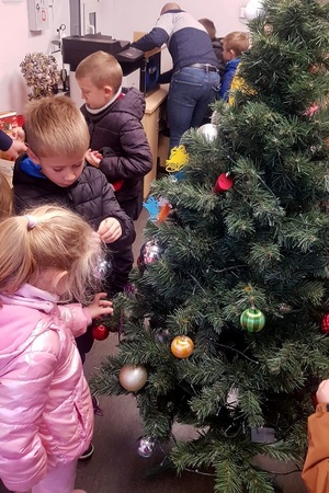 Przedszkolaki ubierają choinkę w posterunku policji